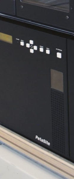 Sony modelo ODS-L30M com dois (2) drives e 30 slots com possibilidade de empilhar até cinco (5) módulos chegando a 535 slots